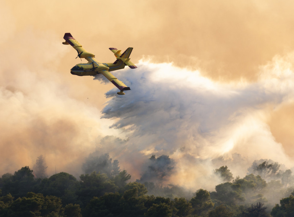 Hrvatska: Planuo veliki šumski požar kod Kaštela, gasi ga 45 vatrogasaca i kanaderi