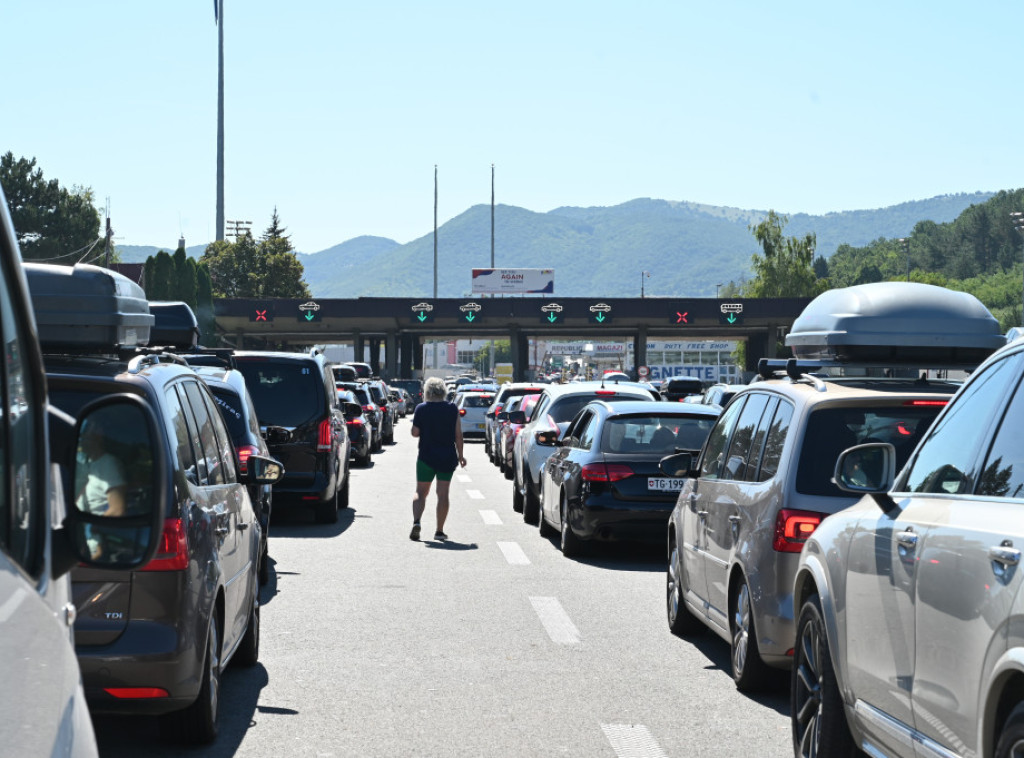 Na Horgošu putnička vozila čekaju jedan sat, na Gradini do dva