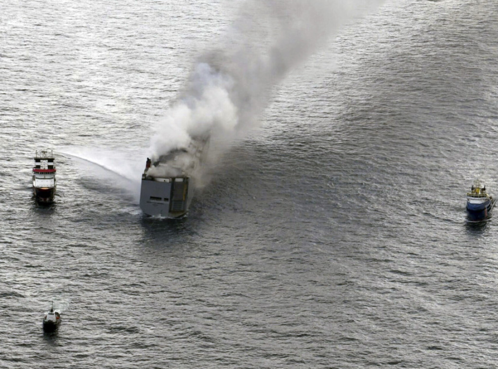 Holandija: Spasilačke ekipe spremaju se da odvuku teretni brod koji danima gori