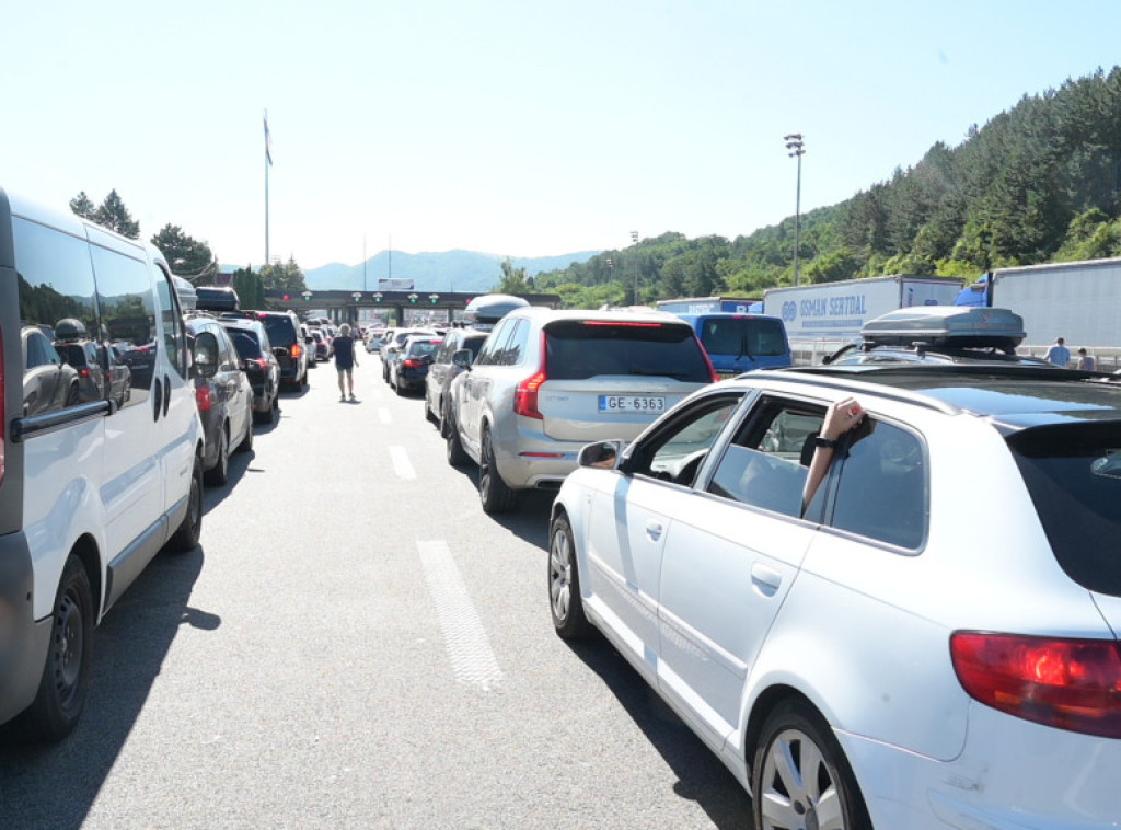AMSS: Putnička vozila na graničnom prelazu Gradina čekaju dva sata