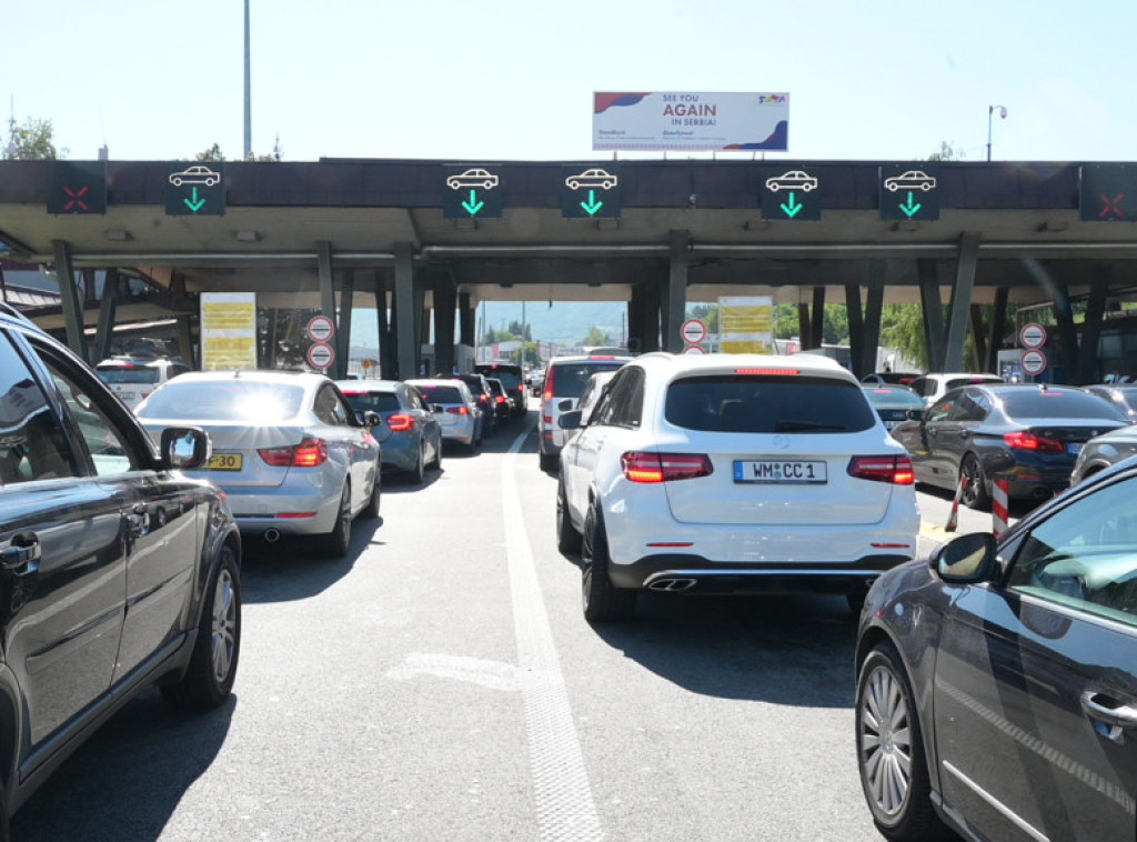 Na graničnom prelazu Batrovci teretna vozila na izlazu iz zemlje čekaju četiri sata