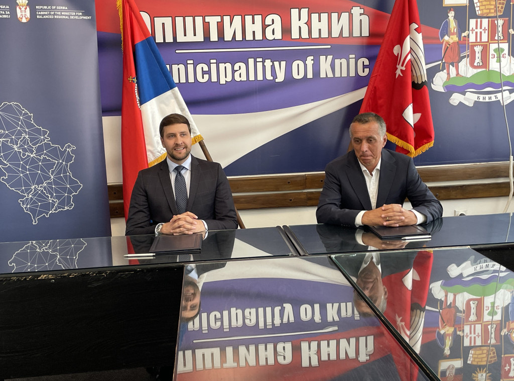 Knić: Đerlek potpisao ugovor o sufinansiranju rekonstrukcije Doma kulture u Gruži