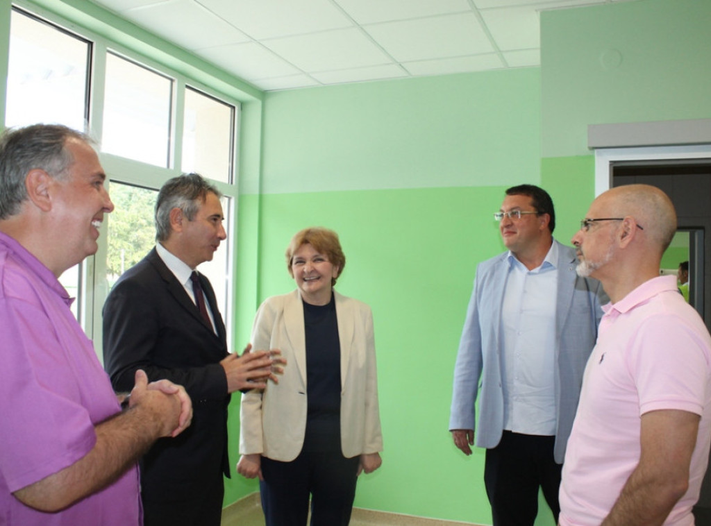 Ministri Blagojević i Grujičić obišli su renovirani deo vranjske bolnice