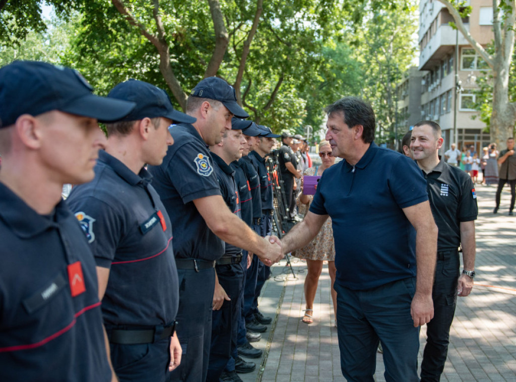 Gašić u Nišu dočekao srpske vatrogasce iz Grčke