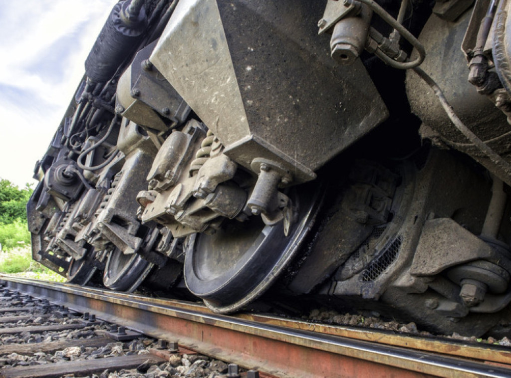 Infrastruktura železnice: Putnički voz naleteo na automobil kod Velike Plane, poginuo vozač kola