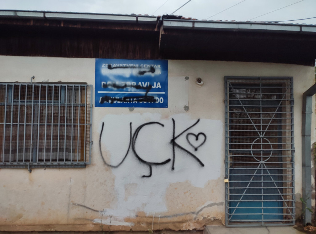 Ispisani grafiti sa pretećim porukama na ambulanti u selu Suvi Do na KiM
