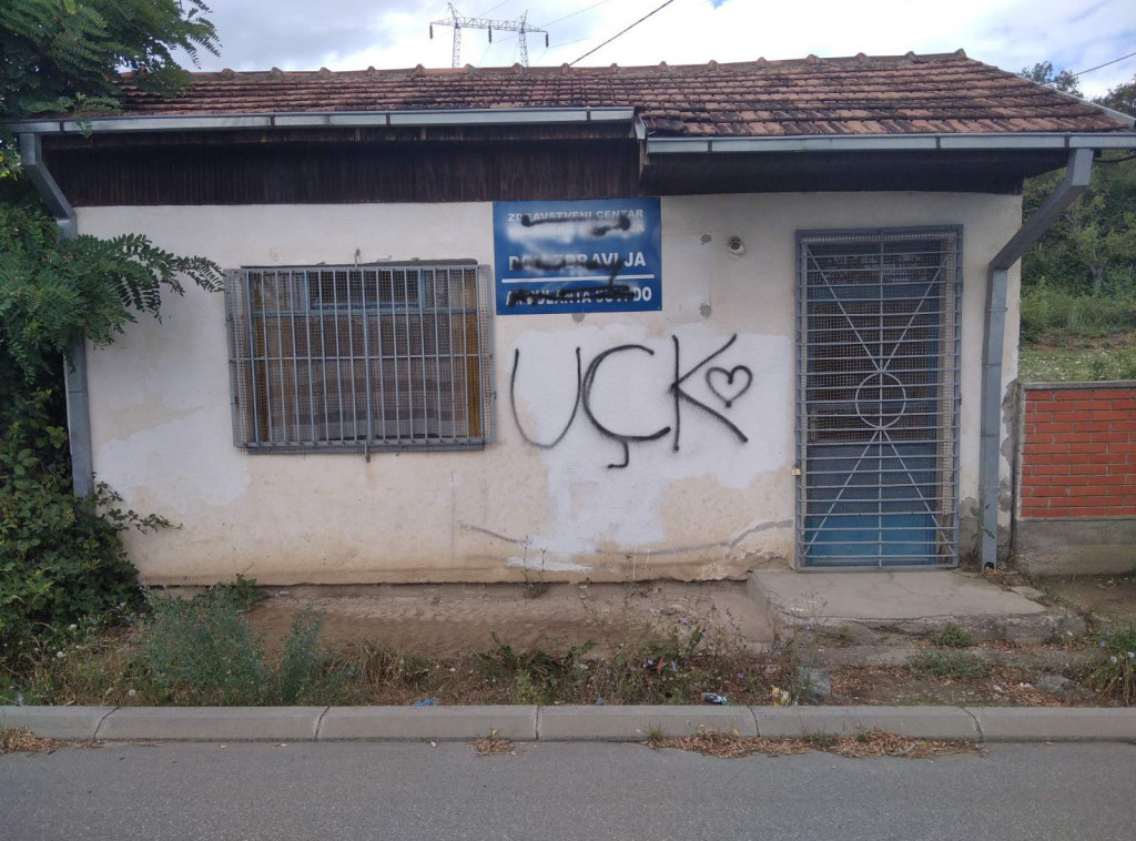 Srbi iz Suvog Dola uznemireni nakon ispisivanja grafita UČK
