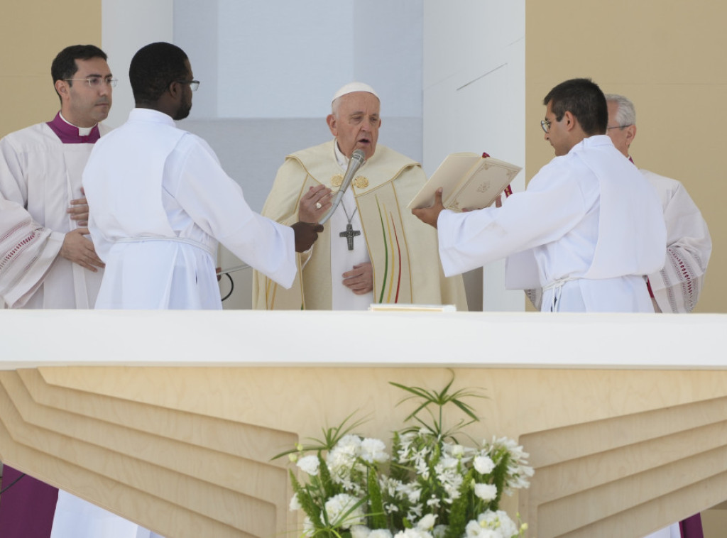 Papa: Crkva je otvorena za sve, uključujući homoseksualce, ali unutar crkvenih pravila