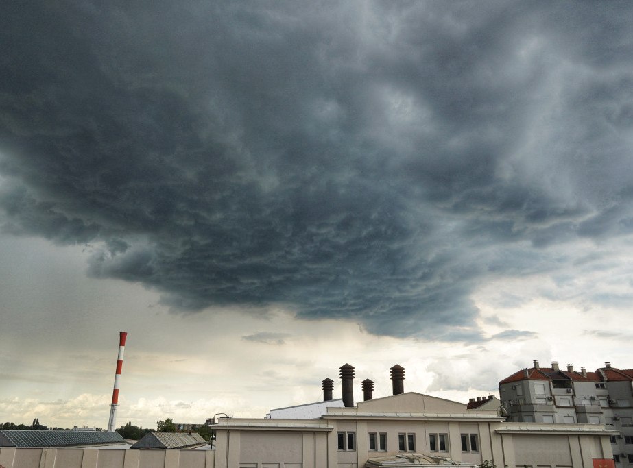 U Srbiji danas vetrovito, uz prolazno naoblačenje sa kišom i pljuskovima