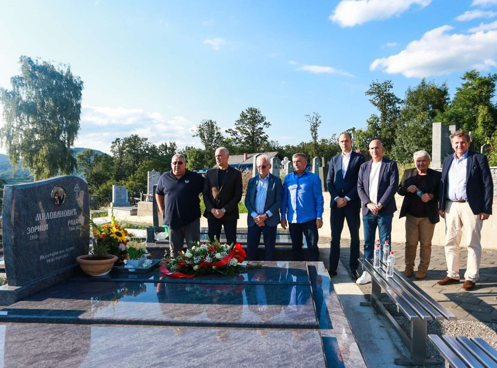 Delegacija FK Crvena zvezda u Lučanima odala počast Radošu Milovanoviću