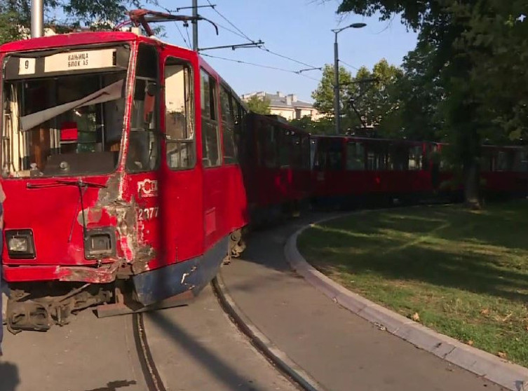 Saobraćajna nezdoga kod Đeram pijace, tramvaj oborio pešaka