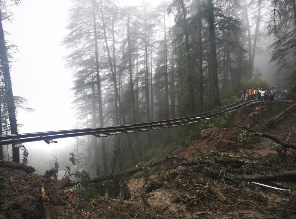 Indija: U poplavama i klizištima u Himalajima stradalo više od 50 osoba