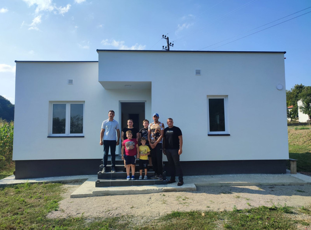 Porodica iz Kosovske Kamenice dobila novu kuću, sredstva obezbedila Kancelarija za KiM