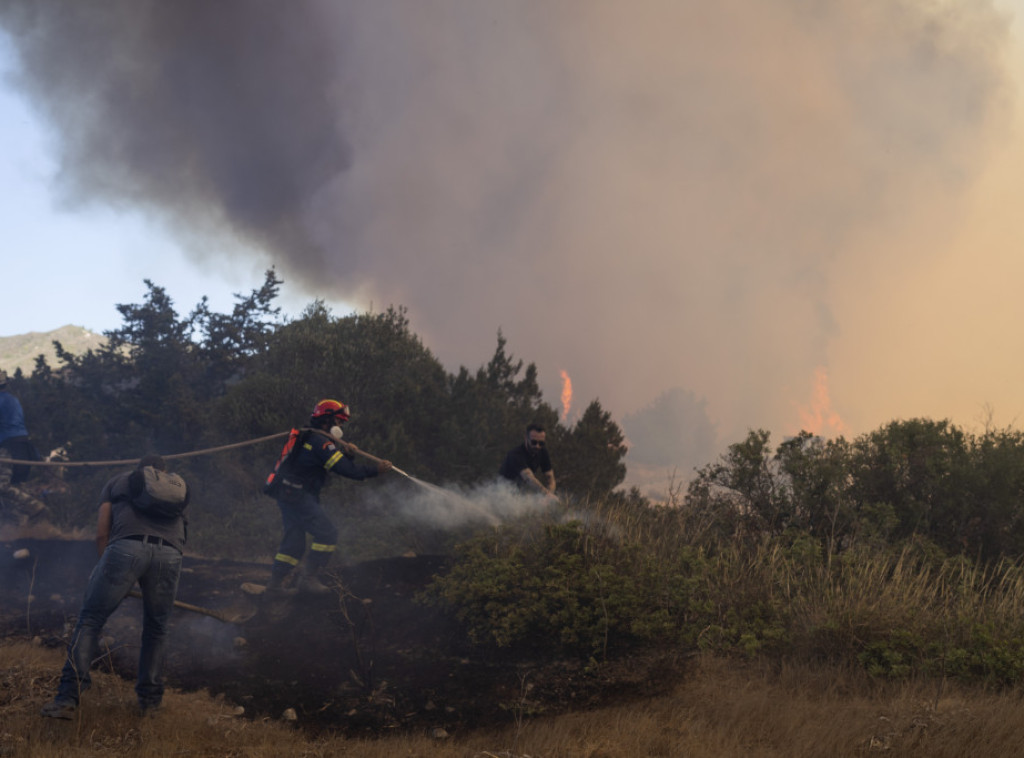 Veliki šumski požar u severnoj Grčkoj, osam sela evakuisano