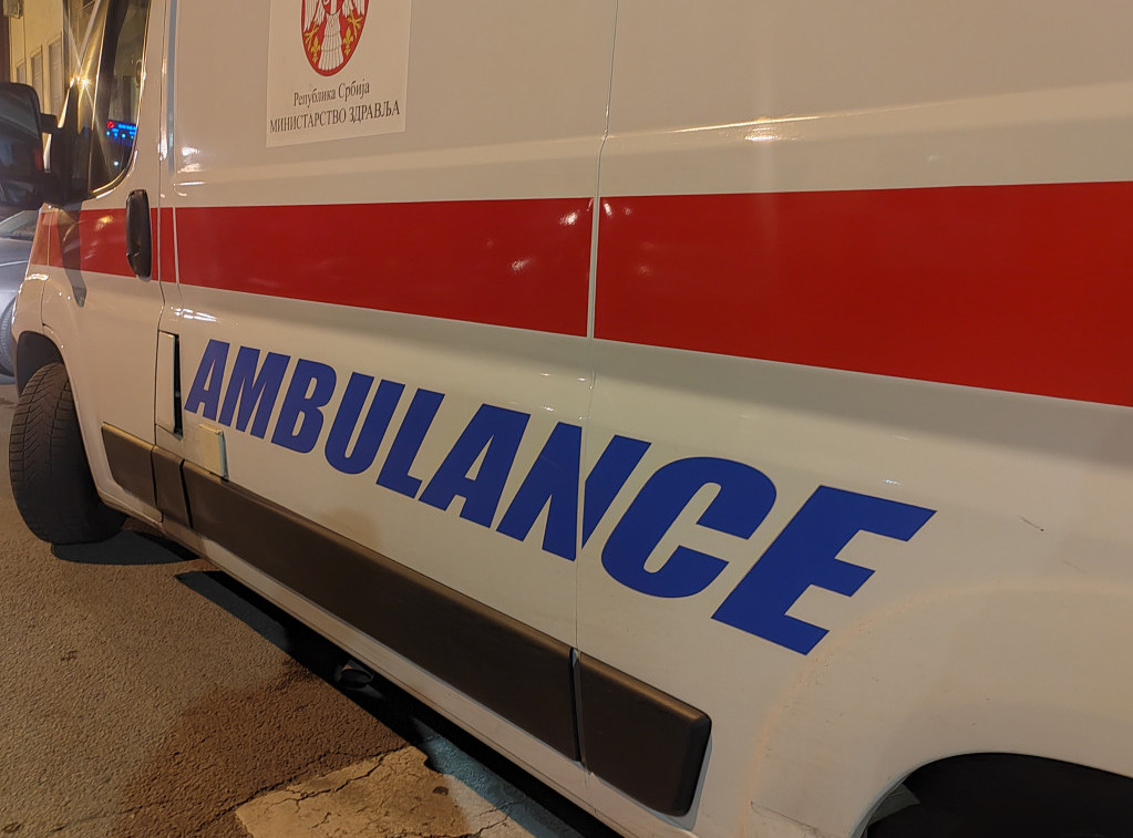 Jedna osoba povređena u sudaru automobila i motora u Vojvode Stepe