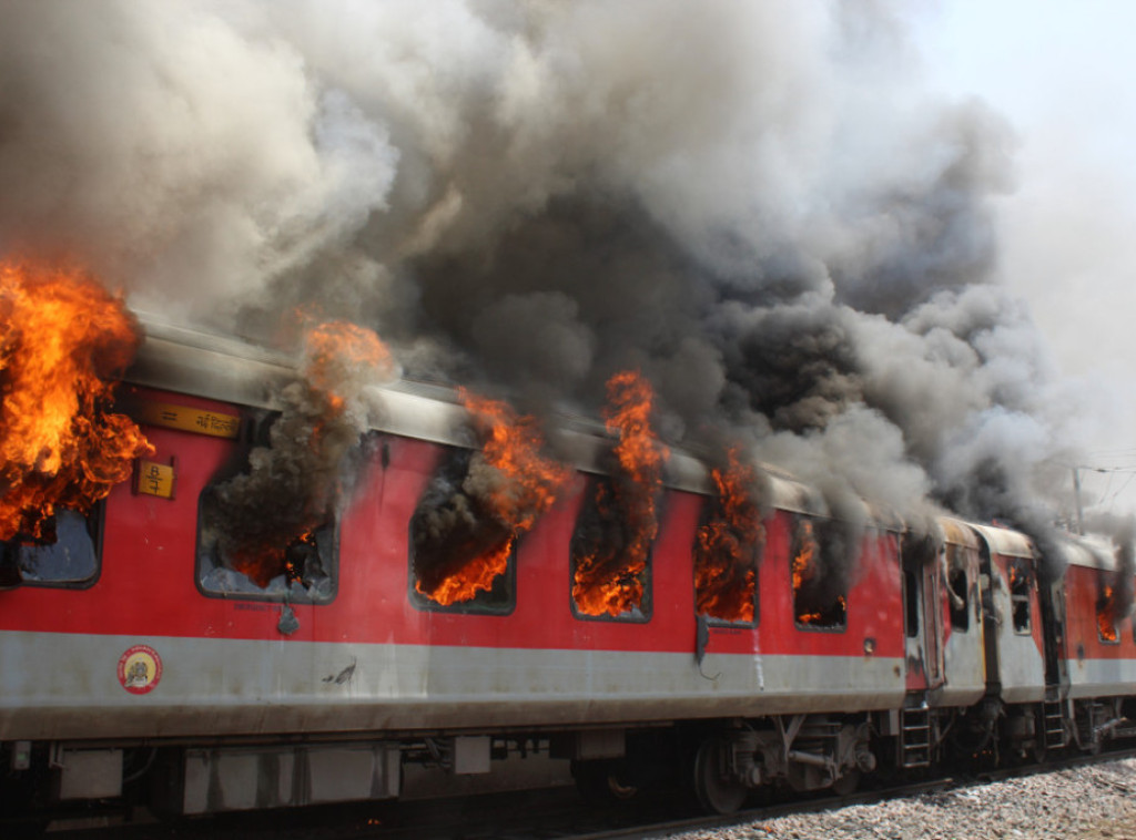 Indija: Devet osoba stradalo u požaru u vozu na železničkoj stanici