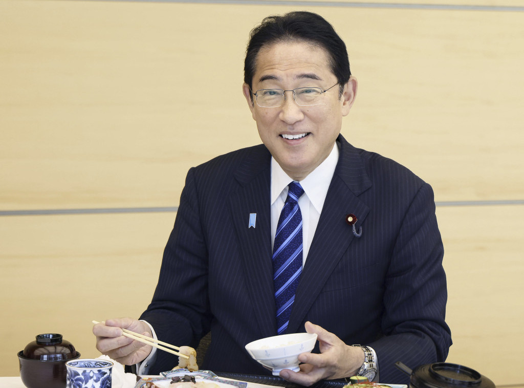 Japanski premijer jeo ribu iz Fukušime gde se ispušta prečišćena radioaktivna voda