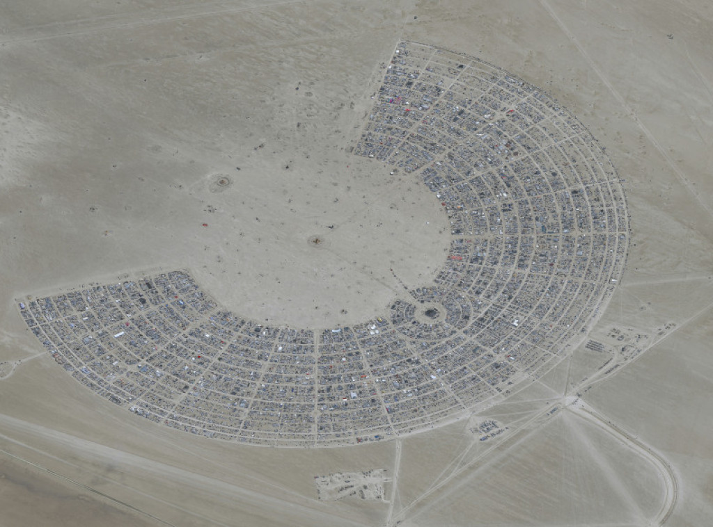 SAD: Učesnici festivala "Burning Man" koji su bili zarobljeni u blatu počeli su da napuštaju pustinju