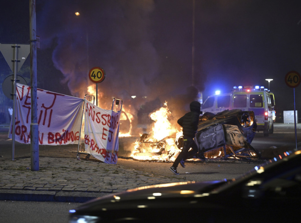 Sukobi u Malmeu nakon spaljivanja kopije Kurana, tri osobe privedene