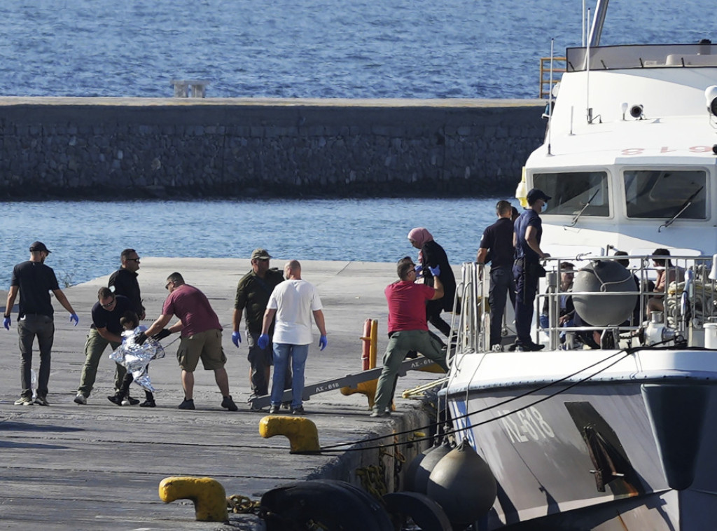 Grčka: Obalska straža pronašla grupu od 14 migranata i telo jednog muškarca