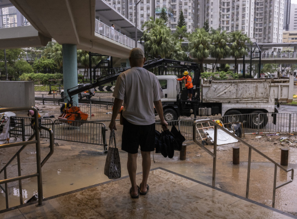 Hongkong: Dve osobe izgubile su život u poplavama, povređeno više od 100 ljudi