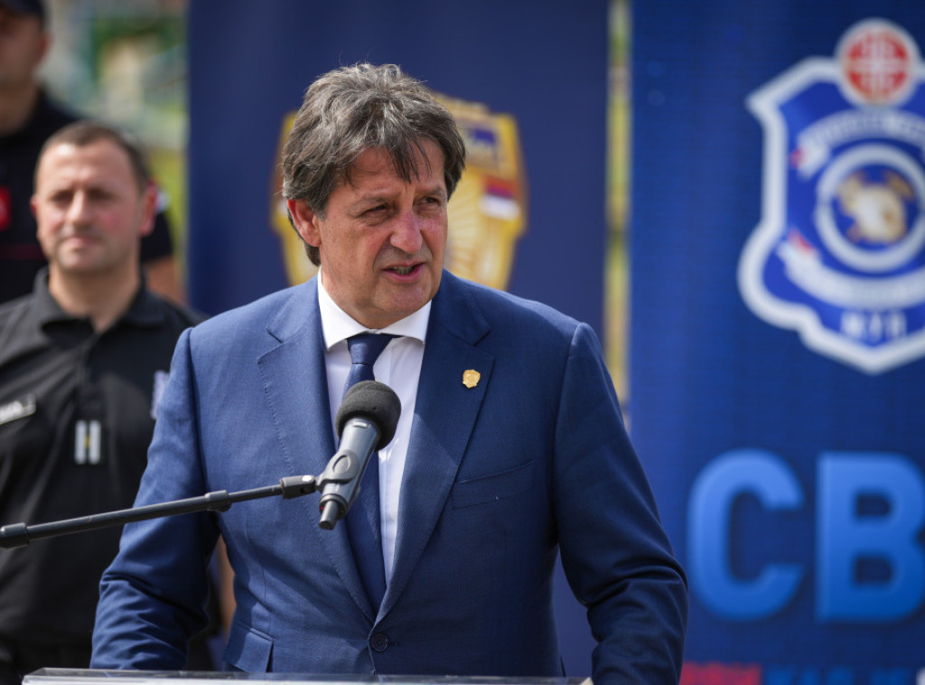 Ministar Gašić dočekao vatrogasce-spasioce koji su gasili požare u Grčkoj