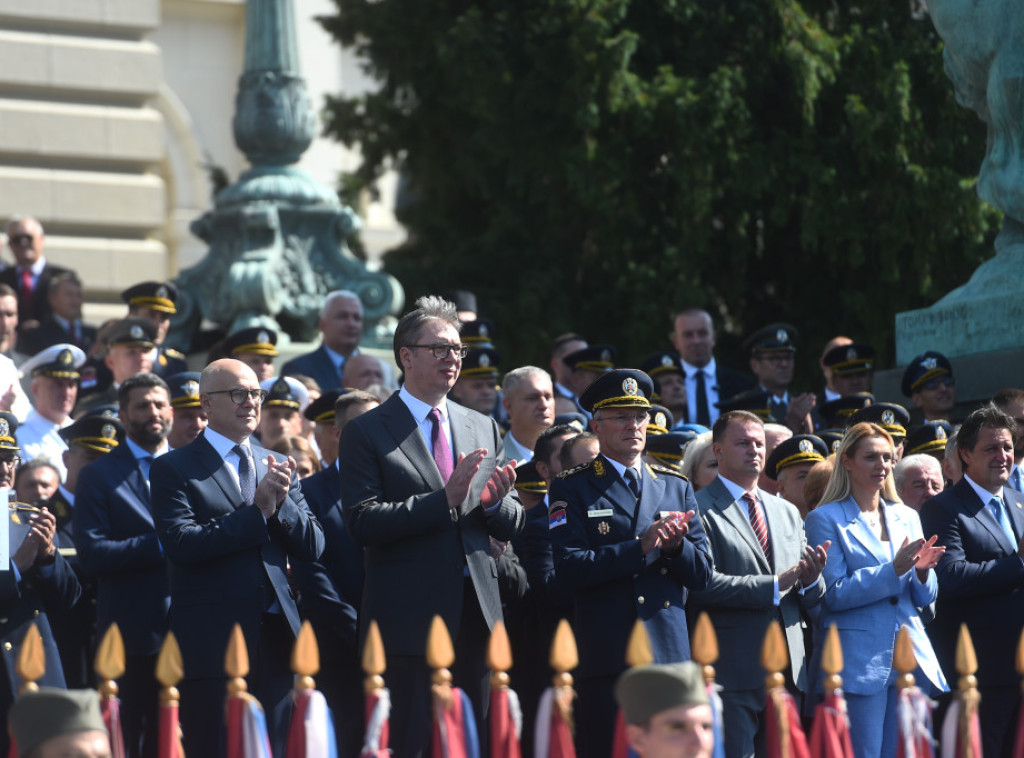 Kadeti Vojne akademije svečano promovisani u oficirski čin; Vučić uručio oficirske sablje sa posvetom najboljima