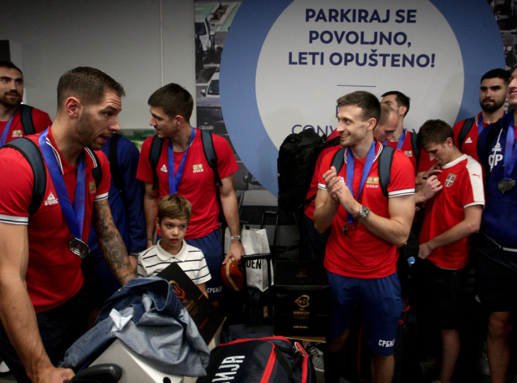 Košarkaši Srbije stigli u Beograd, navijači ih dočekali na aerodromu