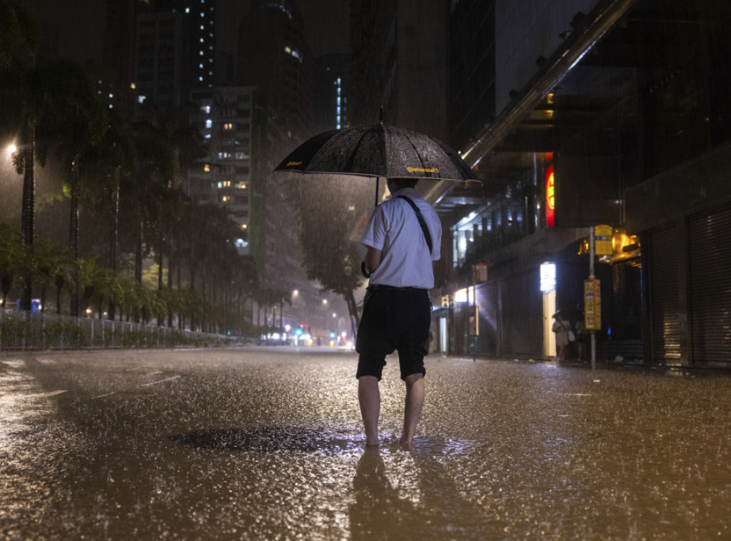 Hongkong: Vlasti izdale crveno upozorenje zbog obilnih padavina, zatvaraju se škole