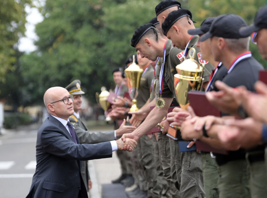 Ministar Vučević uručio pehar pobednicima takmičenja jedinica Vojne policije