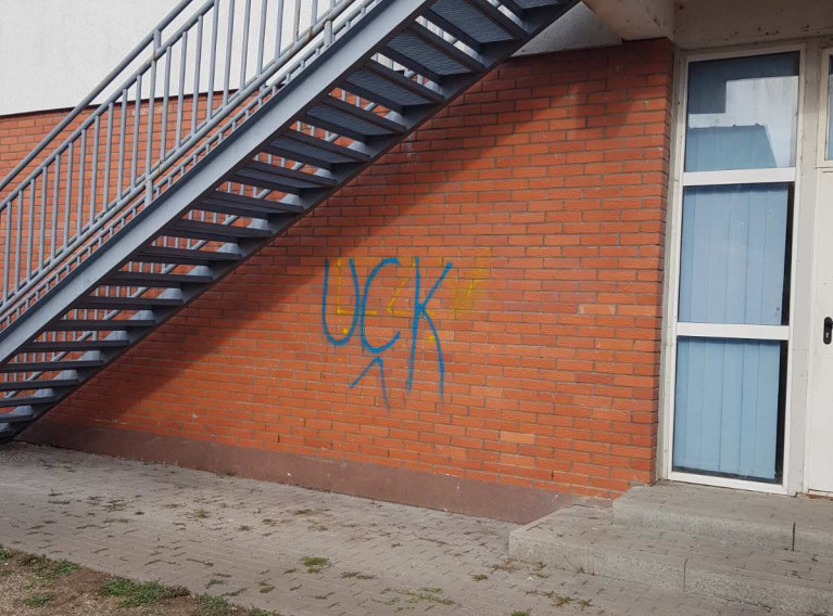 Grafiti tzv. "UČK" u blizini crkve u selu Batuse u AP KiM