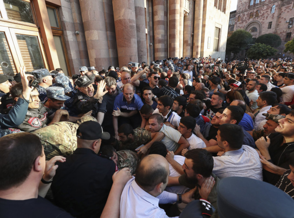 Jermenija: U sukobima policajaca i demonstranata u Jerevanu povređene 34 osobe