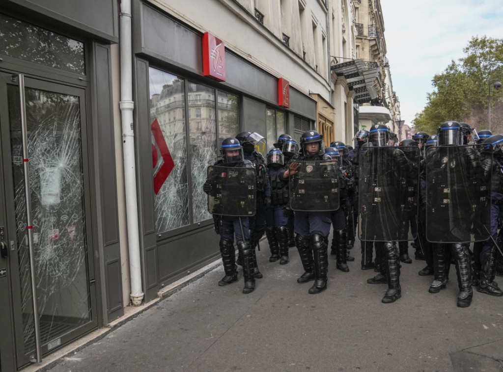 Pariz: Na protestu protiv policijskog nasilja povređena tri policajca
