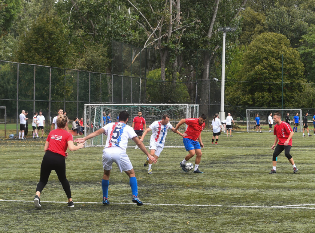 Diplomate igraju fudbal za decu na Adi Ciganliji