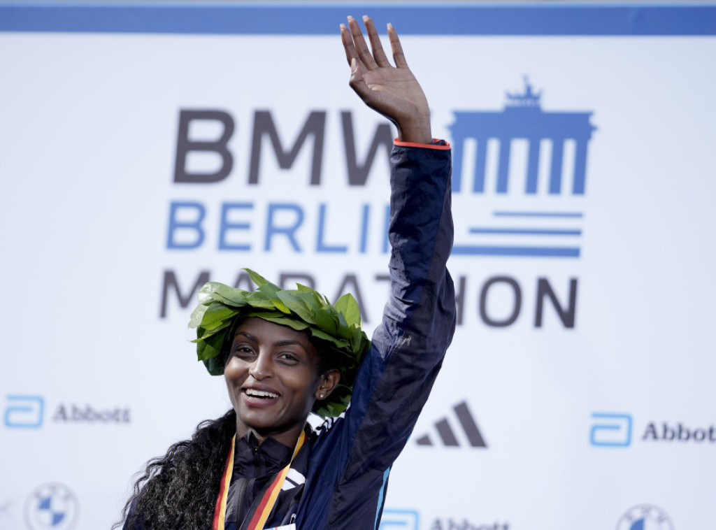 Berlinski maraton: Tajgist Asefa oborila svetski rekord, Eliud Kipčoge pobedio rekordni peti put