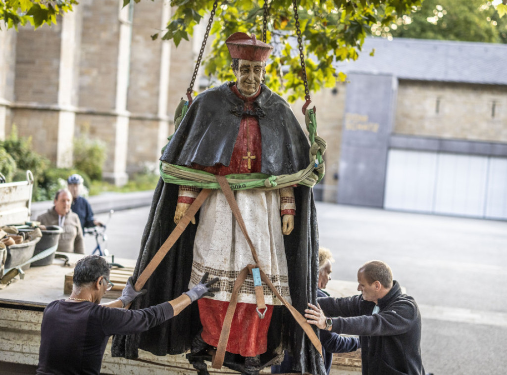 Nemačka: Kip kardinala optuženog za zlostavljanje uklonjen sa postolja ispred katedrale