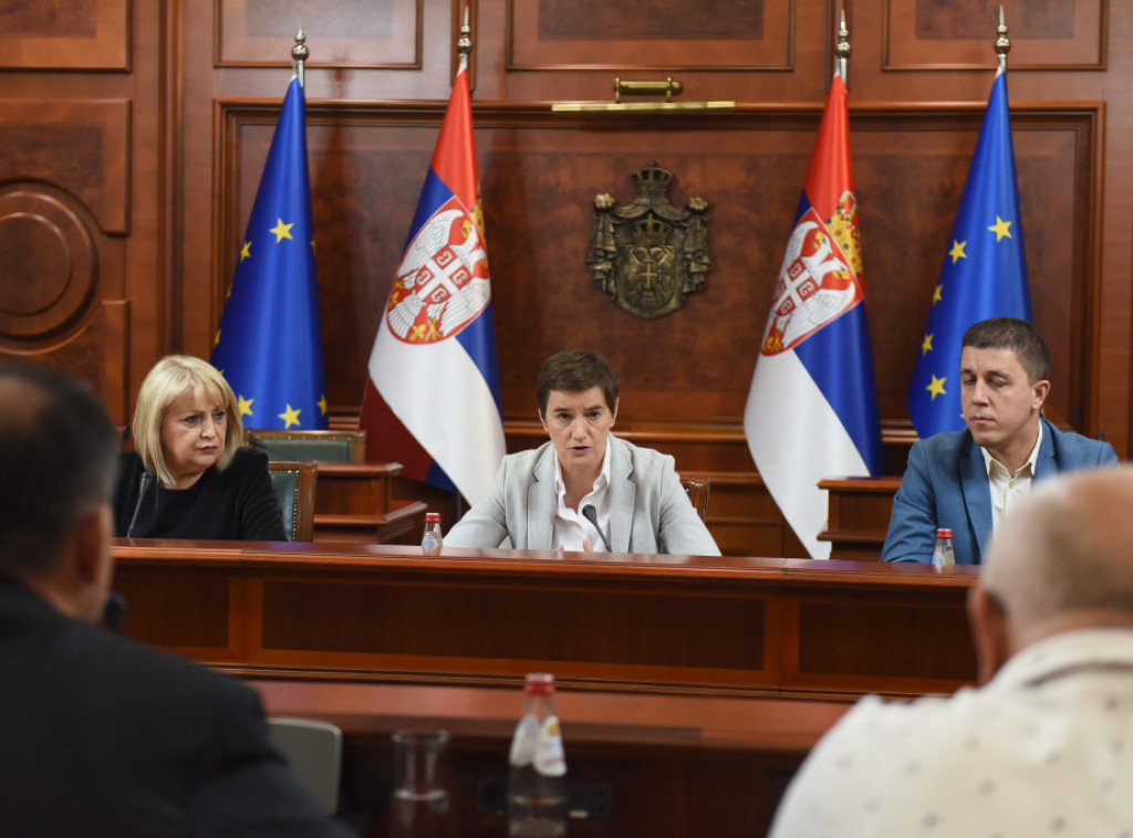Brnabić posle sastanka sa sindikatima izjavila: Vlada radi sve za bolji status prosvetara