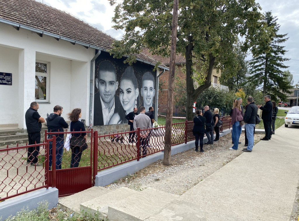 Roditelji dece ubijene u "Ribnikaru" posetili porodice ubijenih kod Mladenovca