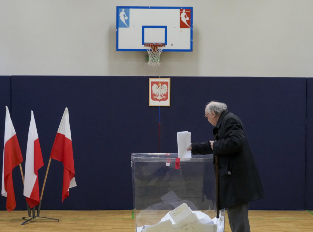 U Poljskoj se održavaju parlamentarni izbori i referendum