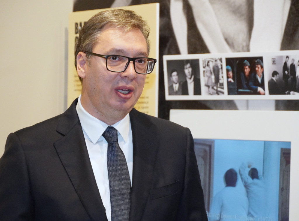 Vučić: "Večernje novosti" baštine i čuvaju ćirilicu i donose proverene informacije