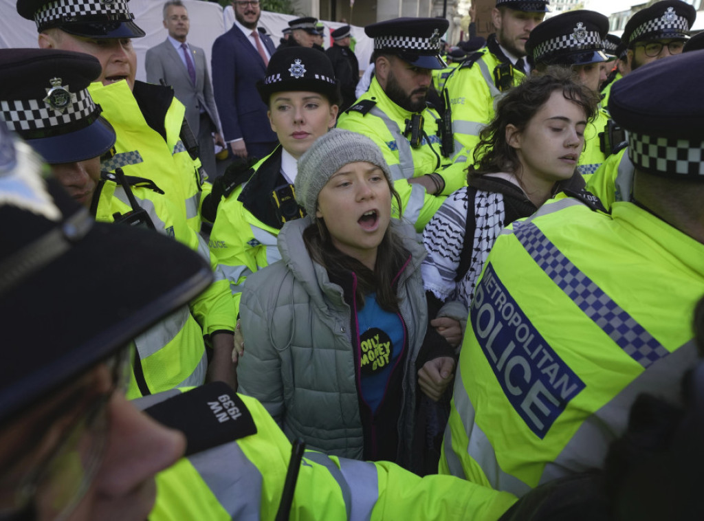 Greta Tunberg među uhapšenim aktivistima na protestu protiv naftnog foruma u Londonu