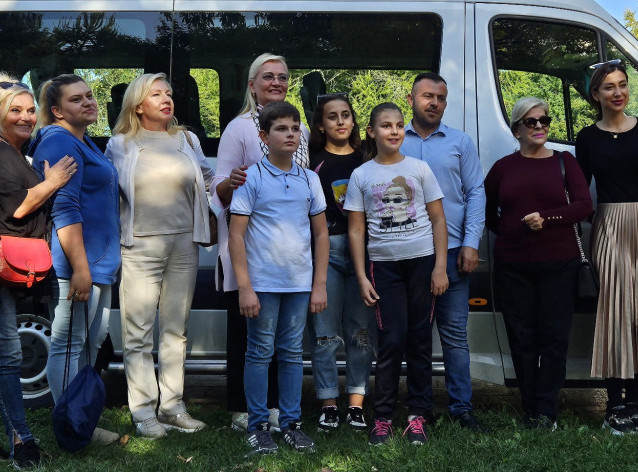 Fondacija Braća Karić donirala minibus školi u Osojanima