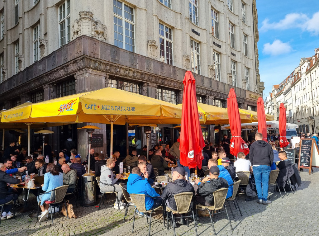 Navijači Zvezde "zauzeli" Lajpcig: Sunce, pivo, pesma i vera u pobedu
