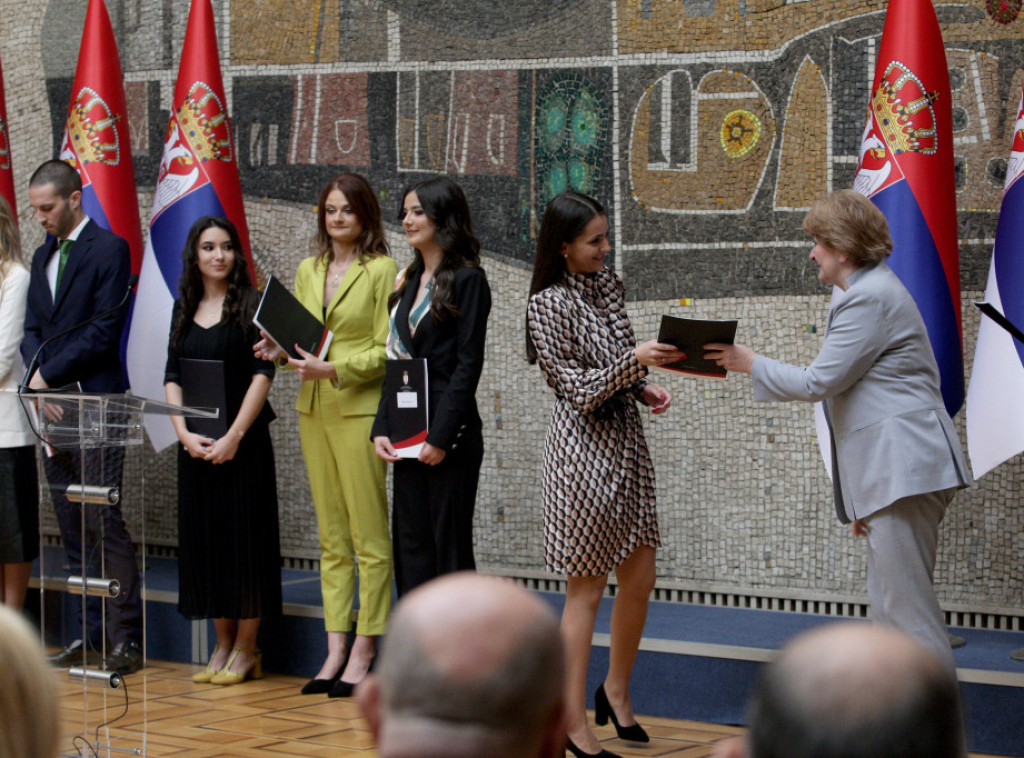Ministarka Danica Grujičić uručila ugovore o radu najboljim diplomcima medicinskih fakulteta