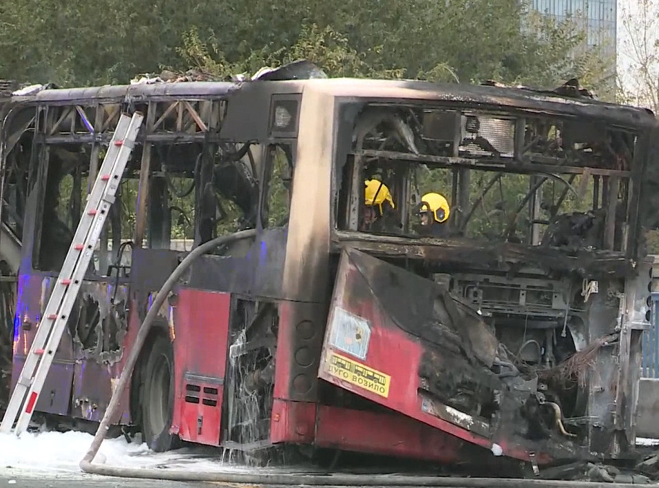 Autobus izgoreo na Brankovom mostu, saobraćaj u prekidu