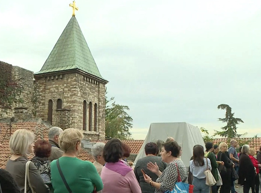 Veliki broj vernika na Kalemegdanu, čeka da uđe u kapelu Svete Petke