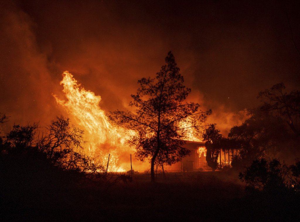 Šumski požar kod Los Anđelesa, evakuiše se oko 4.000 ljudi
