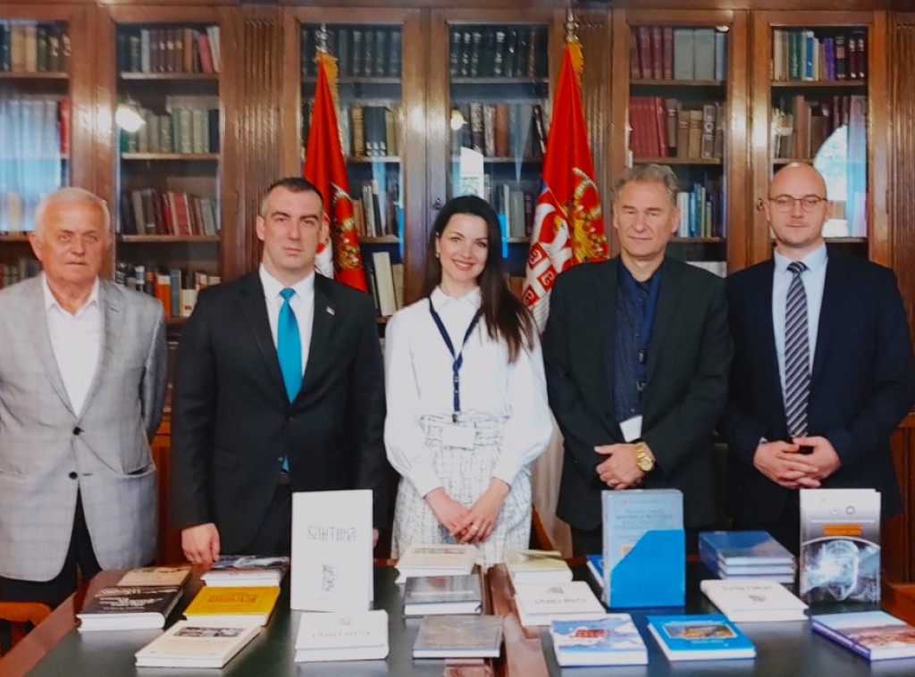 Institut za kulturu Priština-Leposavić poklonio naslove biblioteci parlamenta