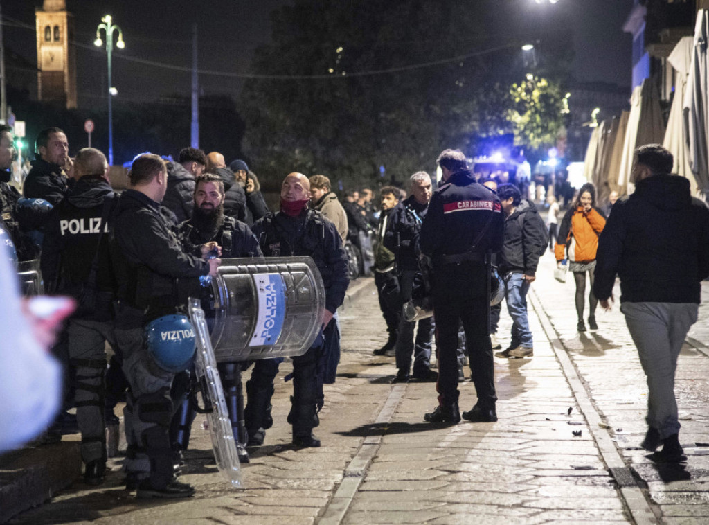 Policajac i francuski navijač povređeni nožem u tuči pristalica Milana i PSŽ-a