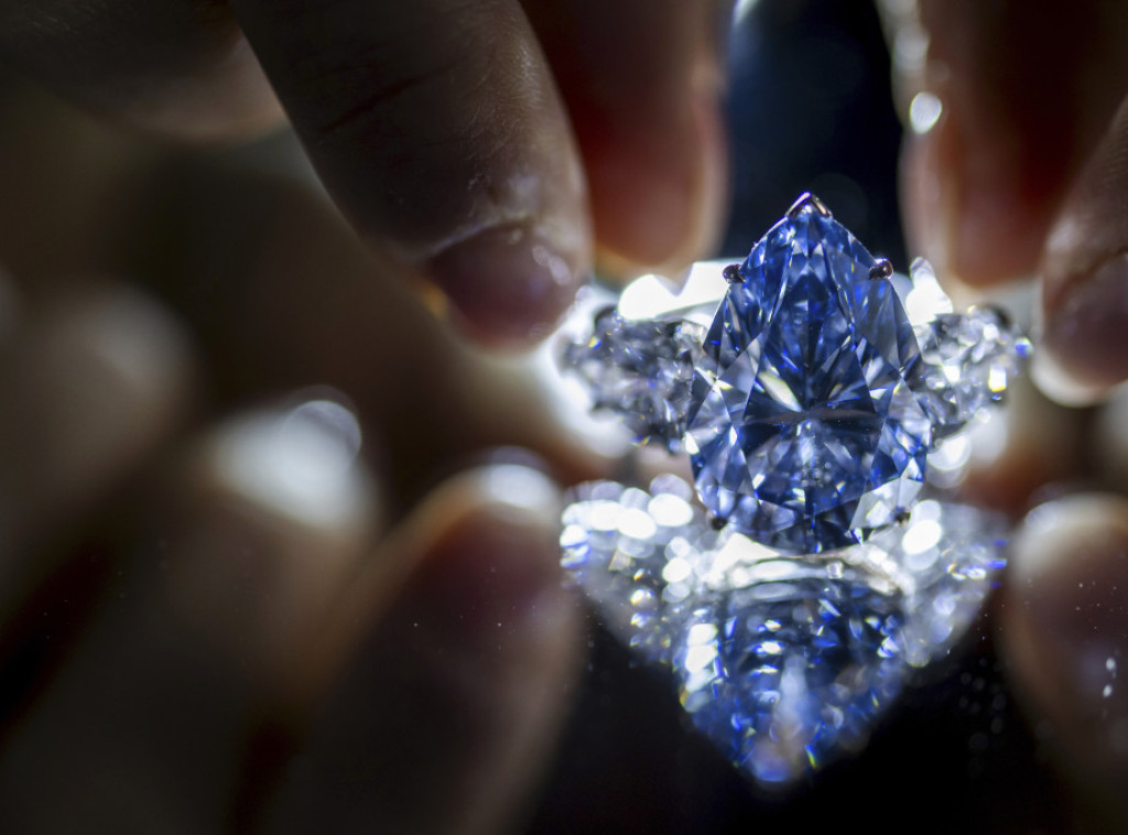 Čuveni plavi dijamant prodat je na aukciji za 44 miliona dolara